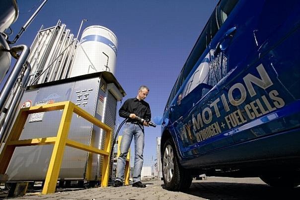 Betankung des VW Touran HyMotion an der Wasserstofftankstelle im Technologiezentrum Isenbüttel. Foto: Auto-Reporter